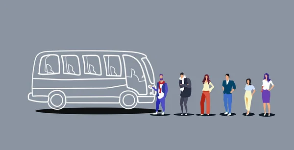 Şehir toplu taşıma istasyonunda bekleyen tur otobüs erkek kadın yolcular için kuyruk ayakta insan turist grubu yatay karalama — Stok Vektör