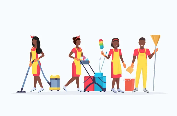 관리인 팀 청소 서비스 개념 아프리카 계 미국인 남성 여성 청소기 와 함께 작업 전문 장비 평면 전체 길이 수평 — 스톡 벡터