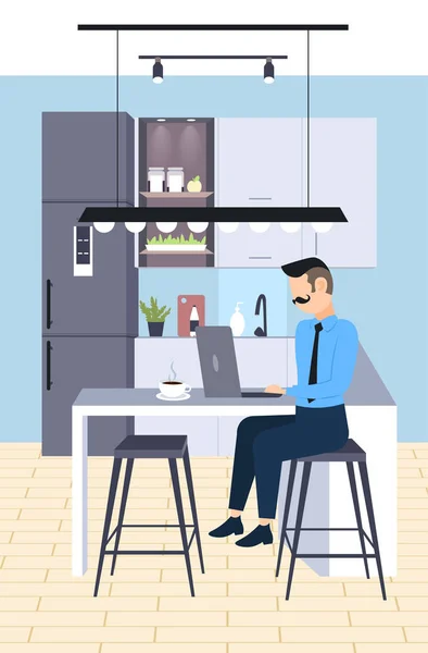 Geschäftsmann sitzt am Arbeitsplatz Schreibtisch Geschäftsmann Freiberufler mit Laptop Arbeitsprozess Konzept moderne Küche Interieur flach volle Länge vertikal — Stockvektor
