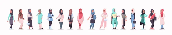 Conjunto de mujeres árabes en hijab diferentes chicas árabes con pañuelo para la cabeza ropa tradicional dibujos animados femeninos colección de personajes de longitud completa plana bandera horizontal — Vector de stock