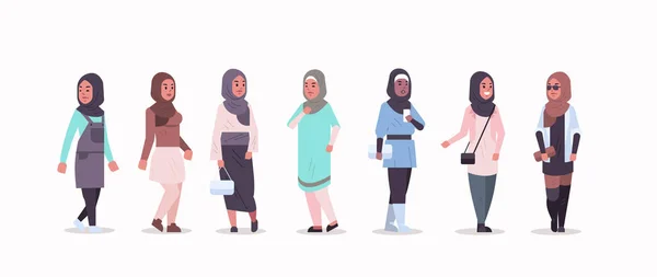 Set donne arabe in hijab diverse ragazze arabe che indossano il velo abiti tradizionali femminile personaggi dei cartoni animati collezione full length piatta orizzontale — Vettoriale Stock