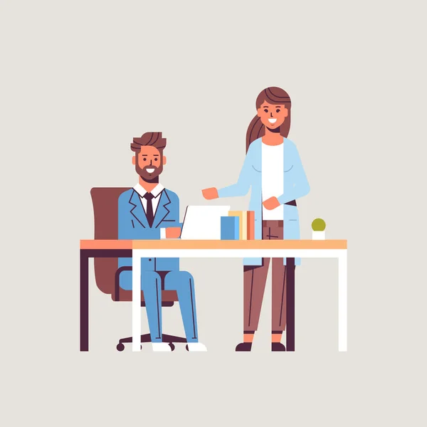 Hombres de negocios pareja lluvia de ideas hombre de negocios con asistente femenino utilizando el ordenador portátil discutir nuevo proyecto durante la reunión en el lugar de trabajo concepto de trabajo en equipo de longitud completa plana — Vector de stock