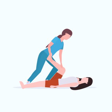 kadın kişisel antrenör kadın kaslar egzersiz kavramı düz tam uzunlukta germek için yardımcı kız fitness eğitmeni ile germe egzersizleri yapıyor