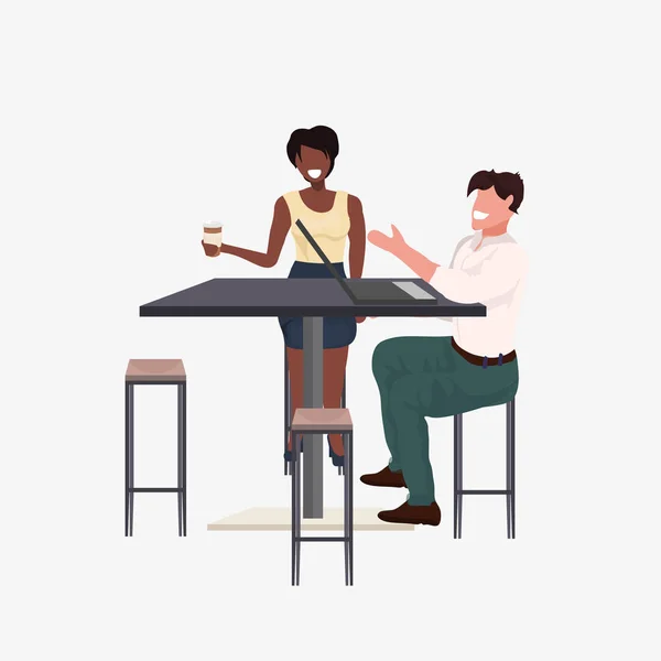 Mencampur ras pasangan duduk di kafe meja pria wanita mendiskusikan dan minum kopi selama bertemu datar panjang - Stok Vektor