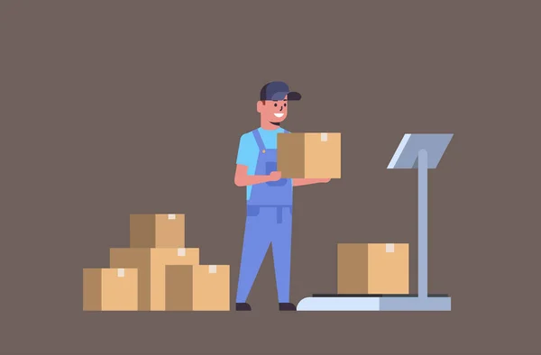 Homem mensageiro em uniforme colocando caixa de parcela em balanças correio entrega expressa conceito de serviço logístico plana horizontal comprimento total — Vetor de Stock