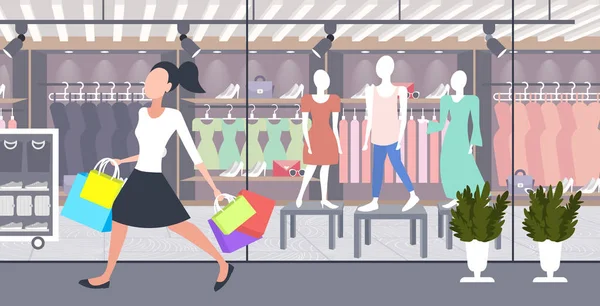 Mulher carregando sacos de papel coloridos menina segurando compras grande venda shopping conceito moderno boutique moda loja exterior plana comprimento total horizontal —  Vetores de Stock