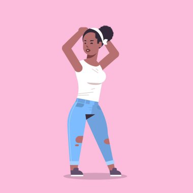 rahat giysiler ayakta genç kadın poz gülümseyen afrikalı amerikalı kadın çizgi film karakteri çekici kız düz tam uzunlukta poz