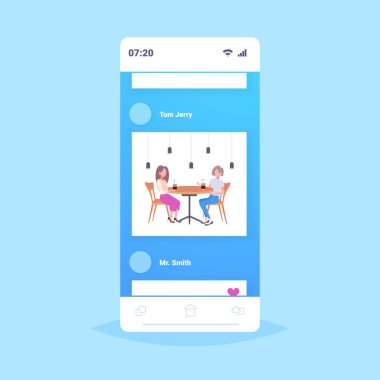 çift iş kadınları iş arkadaşları masada kahve içme kahve iletişim konsepti düz tam uzunlukta akıllı telefon ekranı mobil uygulaması otururken tartışırken tartışıyor