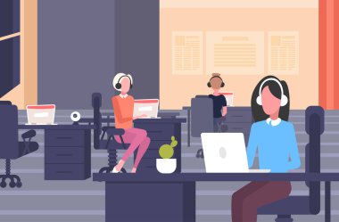 kulaklık kadın operatörler işyeri masalarında oturan iş arkadaşları çağrı merkezi kavramı co-çalışma açık alan modern ofis iç düz yatay tam uzunlukta