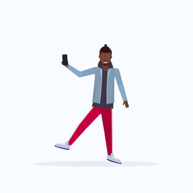 akıllı telefon kamera da selfie fotoğraf çeken adam afro-amerikan erkek çizgi film karakteri poz beyaz arka plan düz tam uzunlukta