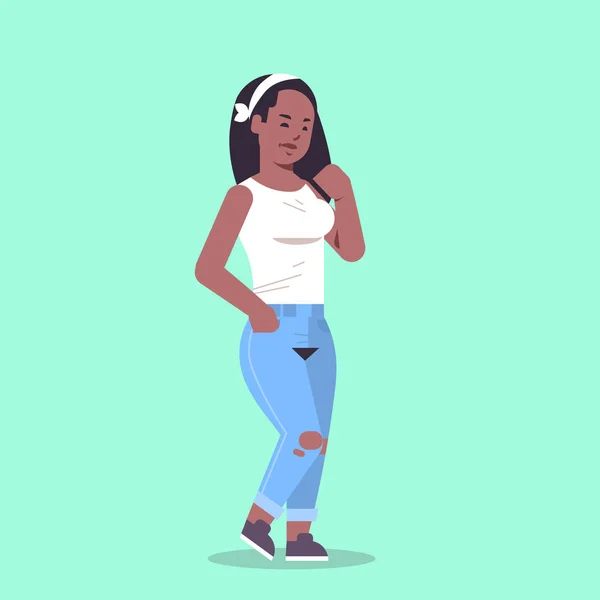 Joven mujer en ropa casual de pie pose sonriente africano americano femenino dibujos animados carácter atractivo chica posando plana longitud completa — Vector de stock