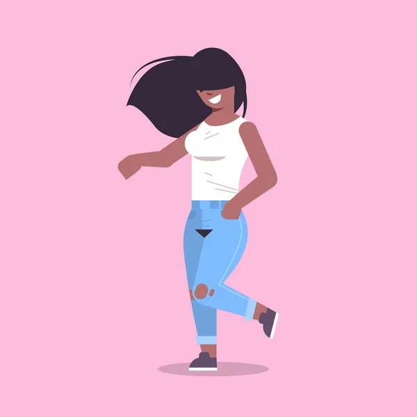 Junge Frau in lässiger Kleidung stehend posiert lächelnd afrikanisch-amerikanische weibliche Cartoonfigur attraktives Mädchen mit langen Haaren auf dem Gesicht liegend posiert flach in voller Länge — Stockvektor