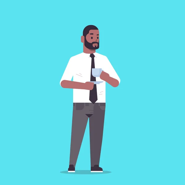 Empresário em desgaste formal beber café em pé pose sorrindo afro-americano masculino desenho animado personagem homem de negócios trabalhador de escritório tendo quebrar plana comprimento total —  Vetores de Stock