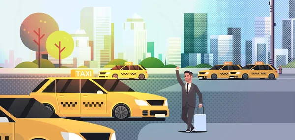 Zakenman vangen taxi op straat Business man in formele slijtage met bagage stoppen met gele cab stad vervoer service concept Cityscape achtergrond volledige lengte platte horizontale — Stockvector