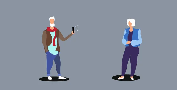 Старший мужчина с помощью камеры смартфона делает фото пожилой женщины модель концепции моды съемки эскиз каракули горизонтальной полной длины — стоковый вектор