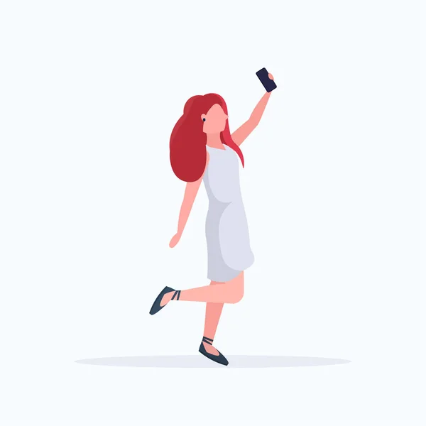 Pelirroja mujer tomando foto selfie en smartphone cámara casual personaje de dibujos animados femeninos posando fondo blanco plana de longitud completa — Vector de stock