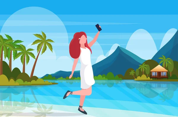 Sahilde redhead kadın akıllı telefon kamera selfie fotoğraf çekerken yaz tatil konsepti kadın çizgi film karakteri poz tropikal ada sahil arka plan düz tam uzunlukta yatay — Stok Vektör