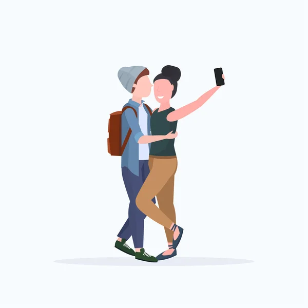 Homem mulher casal tomando selfie foto no smartphone câmera macho fêmea personagens de desenhos animados abraçando posando no fundo branco plana comprimento total —  Vetores de Stock
