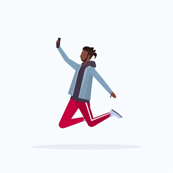 Мужчина делает селфи фото на смартфоне камеры африканского американского мужчины персонаж мультфильма прыгает позируя белый фон плоский всю длину — стоковый вектор