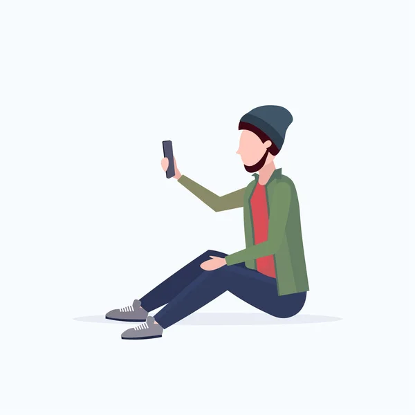 Homem tendo selfie foto no smartphone câmera casual masculino desenho animado personagem sentado posando fundo branco plana comprimento total — Vetor de Stock