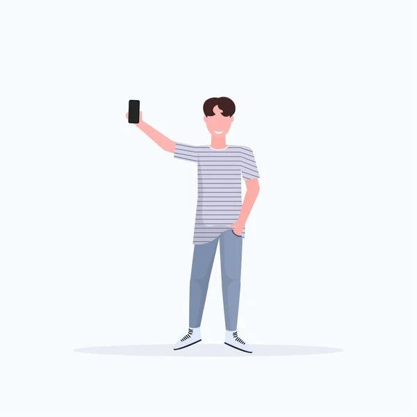 Homem tendo selfie foto no smartphone câmera casual masculino desenho animado personagem posando fundo branco plana comprimento total — Vetor de Stock