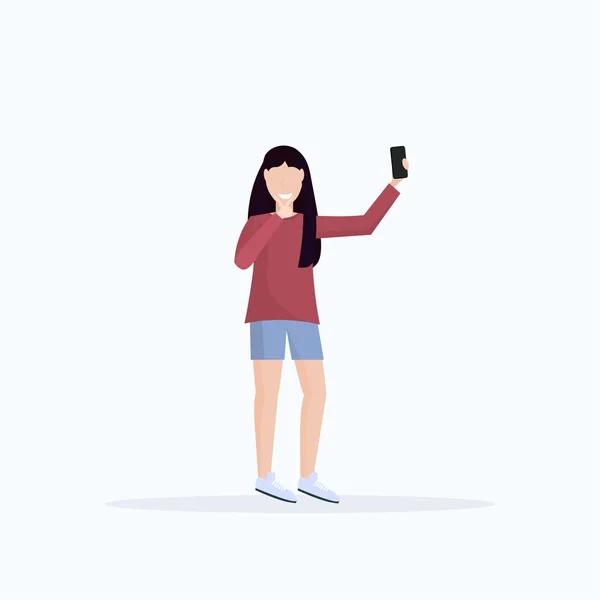 Brünette Frau macht Selfie-Foto auf Smartphone-Kamera lässig weibliche Cartoon-Figur posiert weißen Hintergrund flach volle Länge — Stockvektor