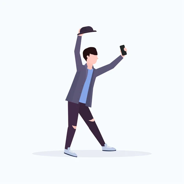Homem de chapéu tirando foto selfie na câmera do smartphone casual personagem de desenho animado masculino posando fundo branco plana comprimento total — Vetor de Stock