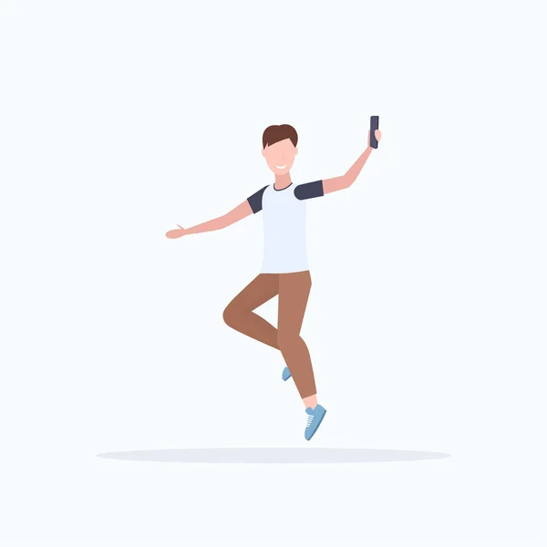 Akıllı telefon kamera rahat erkek çizgi film karakteri beyaz arka plan düz tam uzunlukta poz atlama selfie fotoğraf çeken adam — Stok Vektör