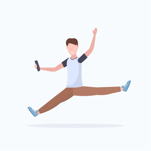 Hombre tomando foto selfie en cámara de teléfono inteligente casual personaje de dibujos animados masculinos saltar posando fondo blanco plana de longitud completa — Vector de stock