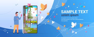 adam vr dijital gözlük vahşi yaz ormanı nehir dağları manzara arka plan kulaklık vizyon kavramı akıllı telefon ekranı online mobil uygulama düz tam uzunlukta kopyalama alanı ile
