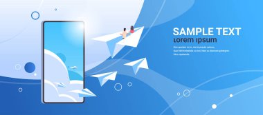 aşk çift kağıt uçak üzerinde uçan erkek kadın severler birlikte romantik konsept akıllı telefon ekranı online mobil uygulama düz yatay kopya alanı seyahat