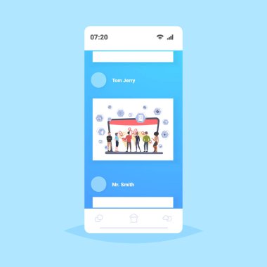 dünya haritası konumu coğrafi etiketleri farklı bilgisayar uygulamaları ile dizüstü ekran a lookingpeople sanal arayüz kavramı düz akıllı telefon ekranı mobil uygulama tam uzunlukta