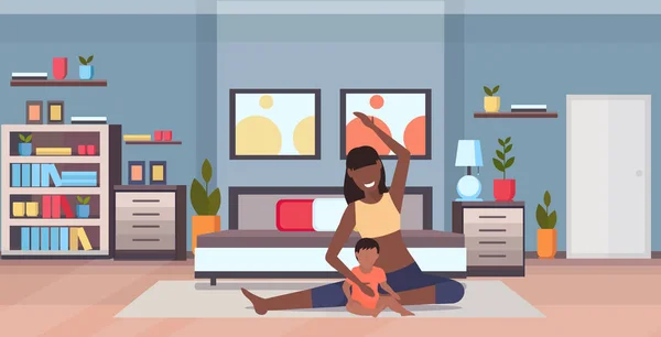 Mãe e criança fazendo exercícios físicos afro-americanos esportista envolvidos em fitness ou ioga com bebê filho conceito de estilo de vida saudável moderna sala de estar interior apartamento comprimento total horizontal — Vetor de Stock