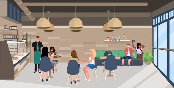 Blanda Race människor sitter på Café tabeller besökare tillbringa tid tillsammans servitör betjänar kunder modern restaurang interiör platt horisontell full längd — Stock vektor