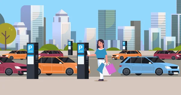 Meisje bestuurder betalen aan parkeerplaats door smartphone op pay station ticketing machine NFC betalingssysteem concept moderne Cityscape achtergrond platte volledige lengte horizontaal — Stockvector