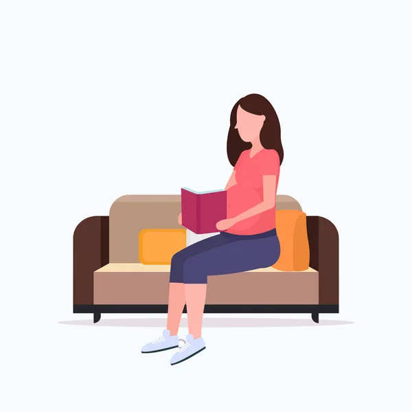 Feliz mujer embarazada sentada en el sofá y leyendo libro chica sosteniendo su protuberancia chica embarazo maternidad concepto de longitud completa plana — Vector de stock