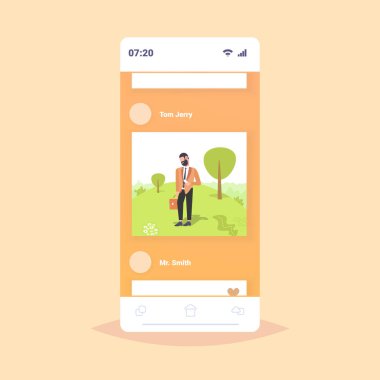 yaz parkı akıllı telefon bağımlılığı iletişim konsepti online mobil uygulama cep telefonu ekranı düz tam uzunlukta eğlenmek açık havada yürüyen akıllı telefon işadamı kullanarak adam