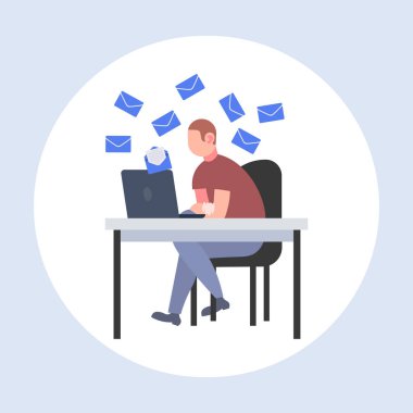 işadamı e-posta mektupları online e-posta iletişim kavramı iş adamı işyeri masasında düz tam uzunlukta oturan kontrol etmek için dizüstü bilgisayar kullanarak