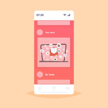 dizüstü bilgisayar ekranında mektup ile zarf sanal arayüz e-posta pazarlama iletişim konsepti akıllı telefon ekranı online mobil uygulama düz