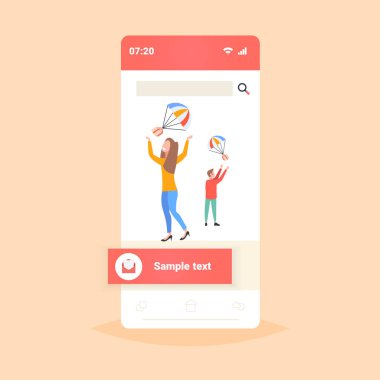 çift adam kadın gök ulaşım nakliye paketi hava posta ekspres teslimat kavramı akıllı telefon ekranı mobil uygulama tam uzunlukta düz paraşüt ile düşen parsel kutusu yakalamak
