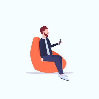 adam fasulye çanta koltuk işadamı freelancer veya ofis çalışanı akıllı telefon sosyal medya iletişim serbest kavramı düz tam uzunlukta kullanarak oturan