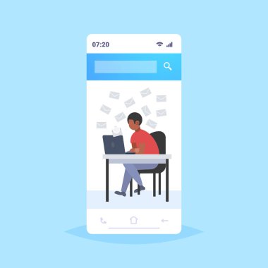 işadamı e-posta mektupları online e-posta iletişim konsepti kontrol etmek için dizüstü bilgisayar kullanarak afrikalı amerikalı adam işyeri masasında oturan online mobil uygulama akıllı telefon ekranı t tam uzunlukta