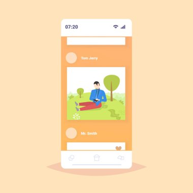yaz parkı akıllı telefon bağımlılığı iletişim konsepti online mobil uygulama cep telefonu ekranı düz tam uzunlukta eğlenmek çim üzerinde oturan akıllı telefon işadamı kullanarak adam