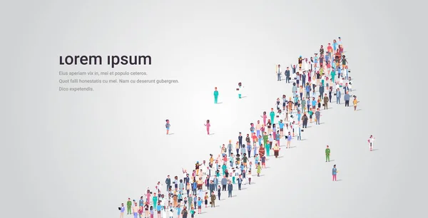 Pessoas multidão reunindo-se em forma de seta financeira para cima símbolo comunidade de mídia social conceito de crescimento bem sucedido diferente ocupação funcionários grupo de pé juntos espaço de cópia horizontal de comprimento total —  Vetores de Stock