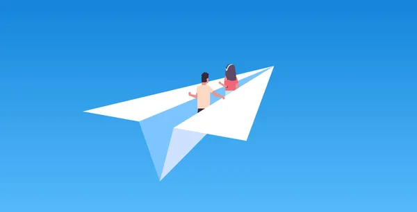 Casal apaixonado voando em papel avião homem mulher amantes viajando juntos conceito romântico plana horizontal — Vetor de Stock