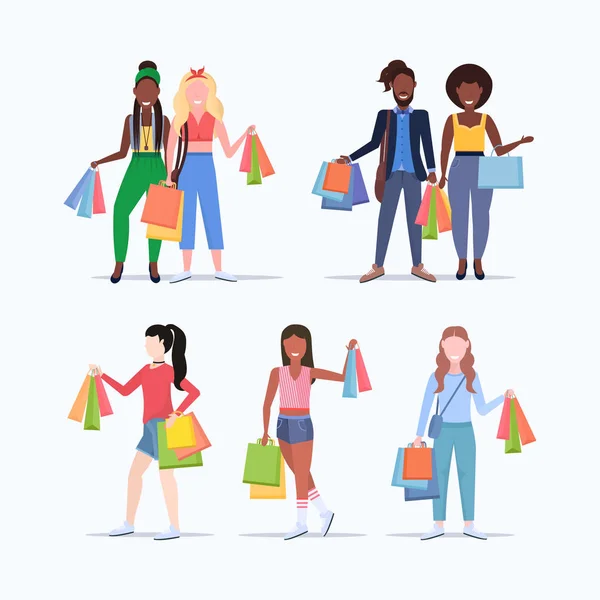 Definir as pessoas segurando sacos de papel coloridos misturar raça homens mulheres com compras grande venda conceito coleção plana comprimento total —  Vetores de Stock