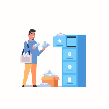 postacı posta kutusuna mektup zarfları koyarak post delivery service kavramı düz tam uzunlukta