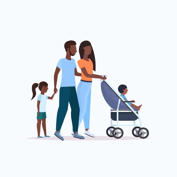 Pais com filha e filho criança no carrinho de passeio ao ar livre Africano americano conceito de paternidade familiar comprimento total — Vetor de Stock