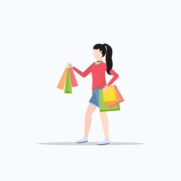 Жінка тримає барвисті паперові сумки молода дівчина стоїть з покупками велика концепція продажу покупки плоский жіночий мультиплікаційний персонаж повна довжина — стоковий вектор