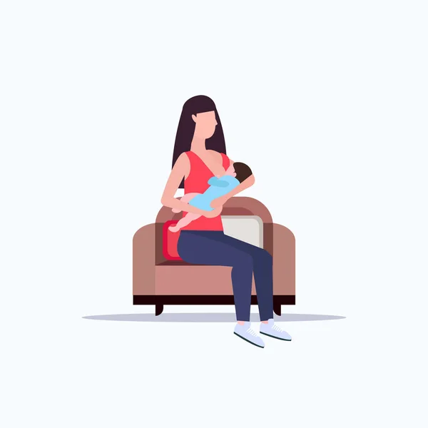 Ung mamma ammar hennes nyfödda baby kvinna sitter på fåtölj med lite barn moderskap Nutrition amning koncept Flat full längd — Stock vektor